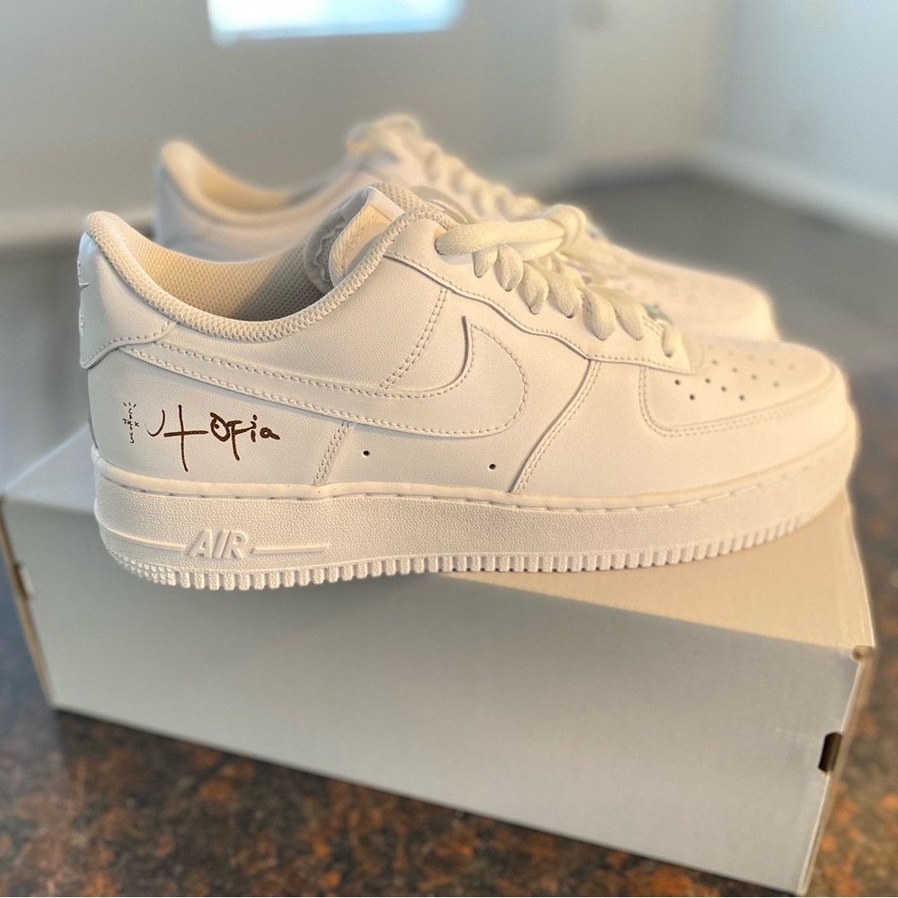 Sneakers. Air Force 1 Low. Travis Scott. Utopia.